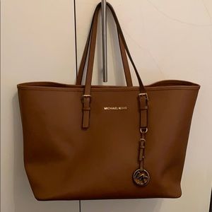 Michael Kors jet set leather medium tote